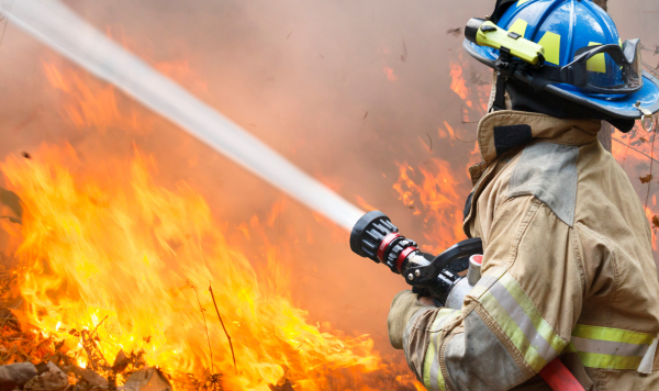 bombero apagando fuego