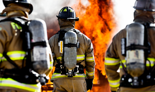 3 bomberos de espaldas